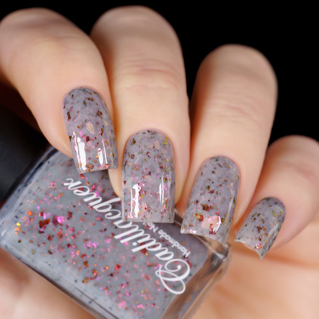 Cadillacquer Daydreaming grey red chameleon iridescent crelly nail polish, swatched on four nails, light skin, studio lighting, by @yyulia_m