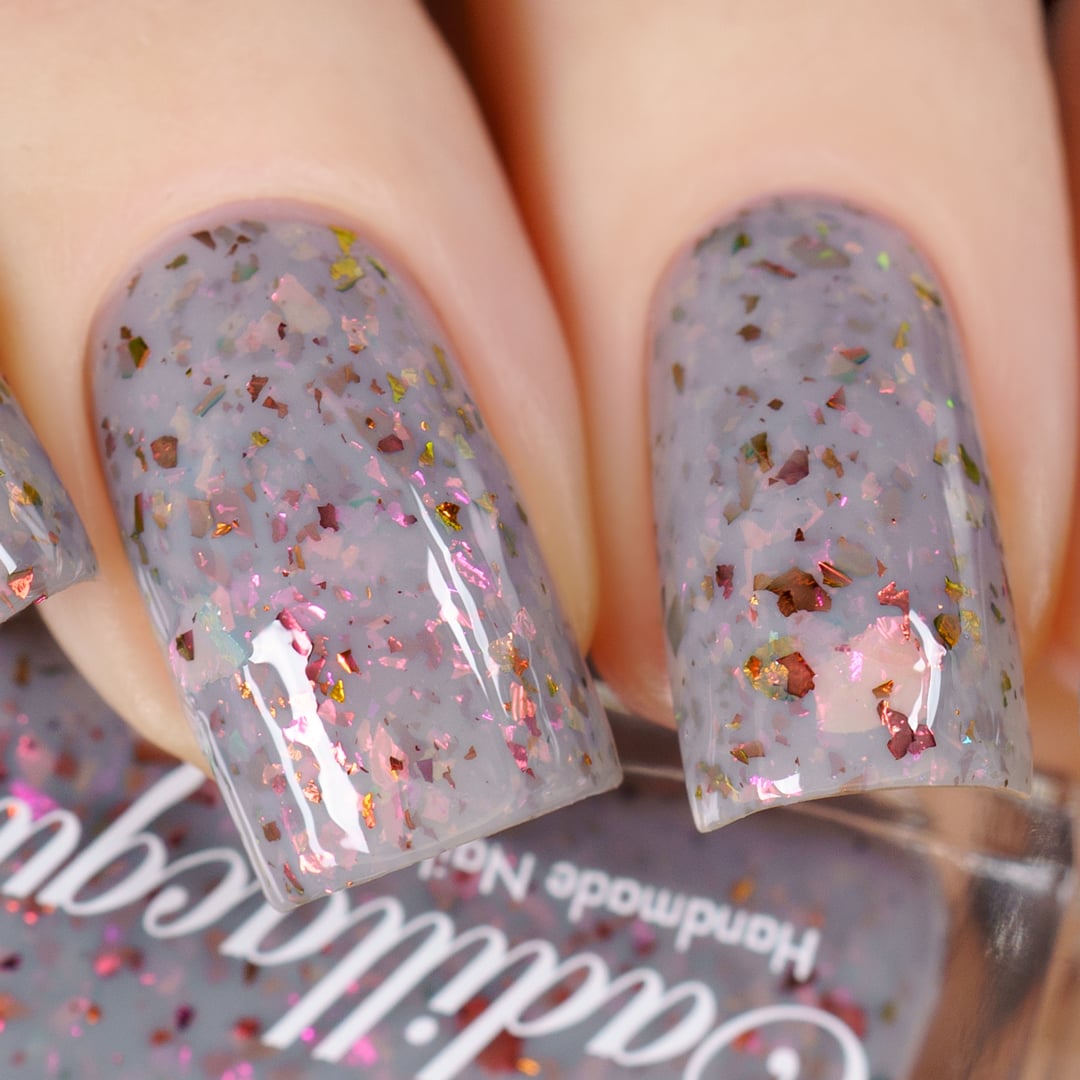 Cadillacquer Daydreaming grey red chameleon iridescent crelly nail polish, swatched on four nails, light skin, studio lighting, by @yyulia_m