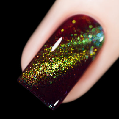 Close-up of Cadillacquer Calypso, deep red jelly nail polish with a green magnetic flakie line, swatched by @rafinails