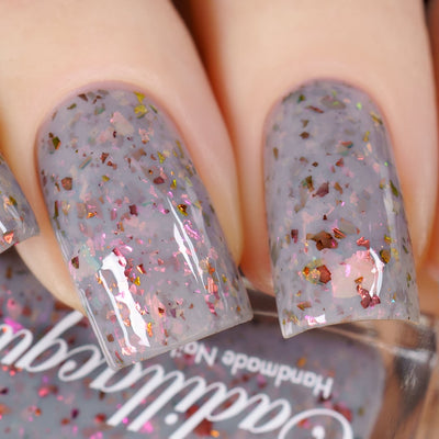 Cadillacquer Daydreaming grey red chameleon iridescent crelly nail polish, swatched on four nails, light skin, studio lighting, by @yyulia_m